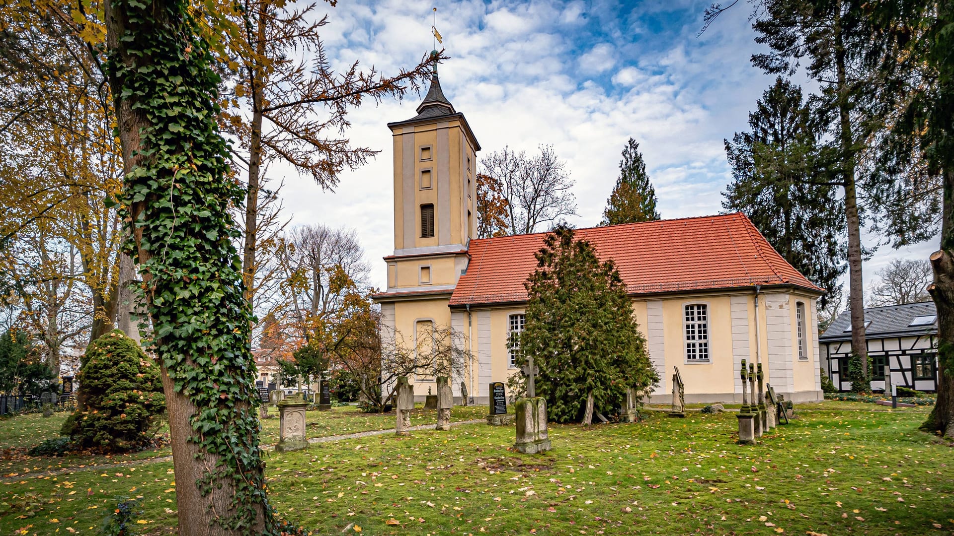 Der Friedhof Heiligensee: Hier wurden Dutzende Gräber mit Nazisymbolik geschändet.