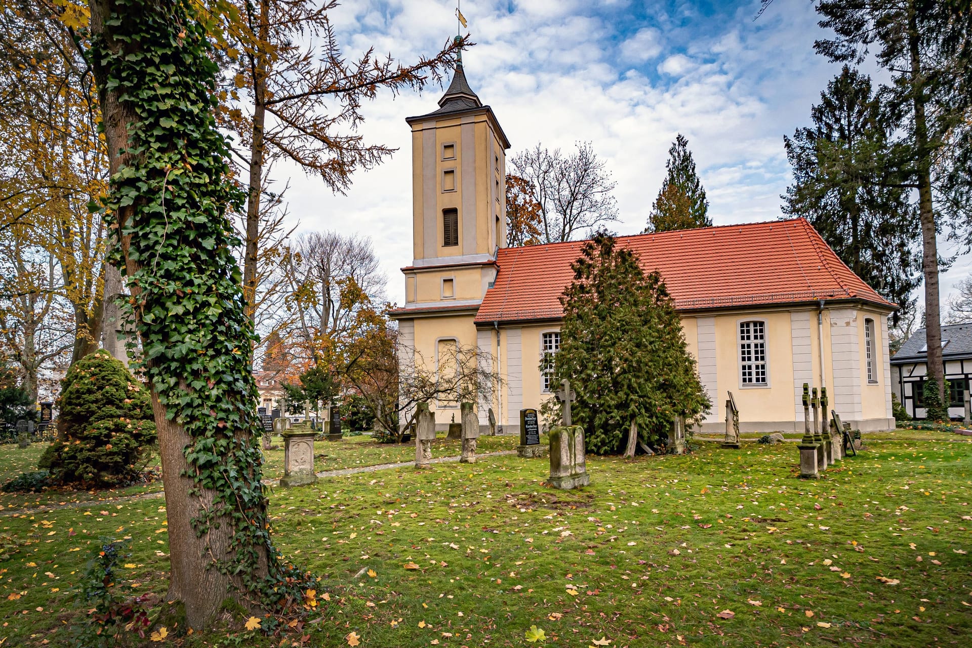 Der Friedhof Heiligensee: Hier wurden Dutzende Gräber mit Nazisymbolik geschändet.