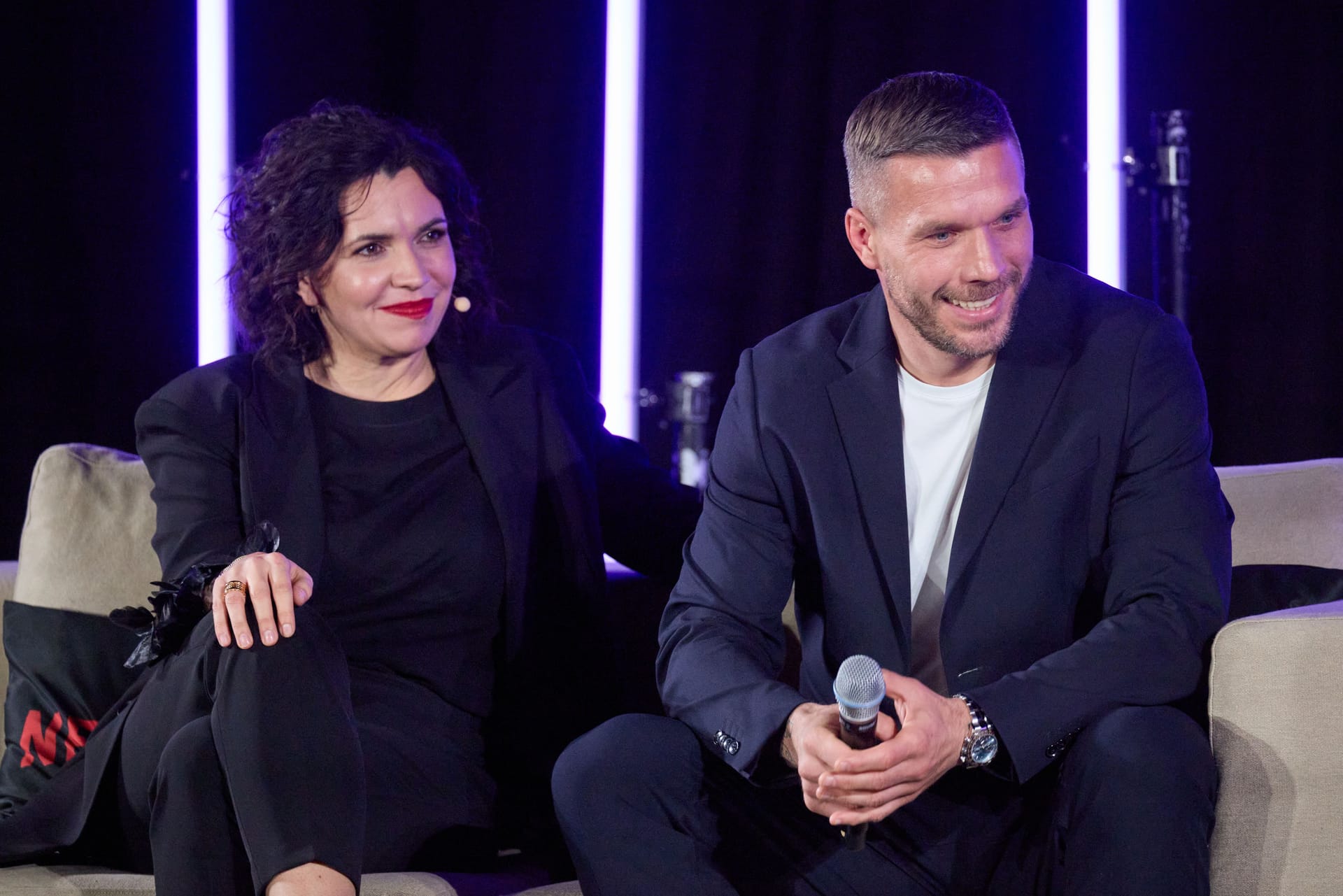 Netflix-Managerin Wiebke Schodder mit Lukas Podolski bei der Programmvorstellung am Donnerstagabend in Berlin.