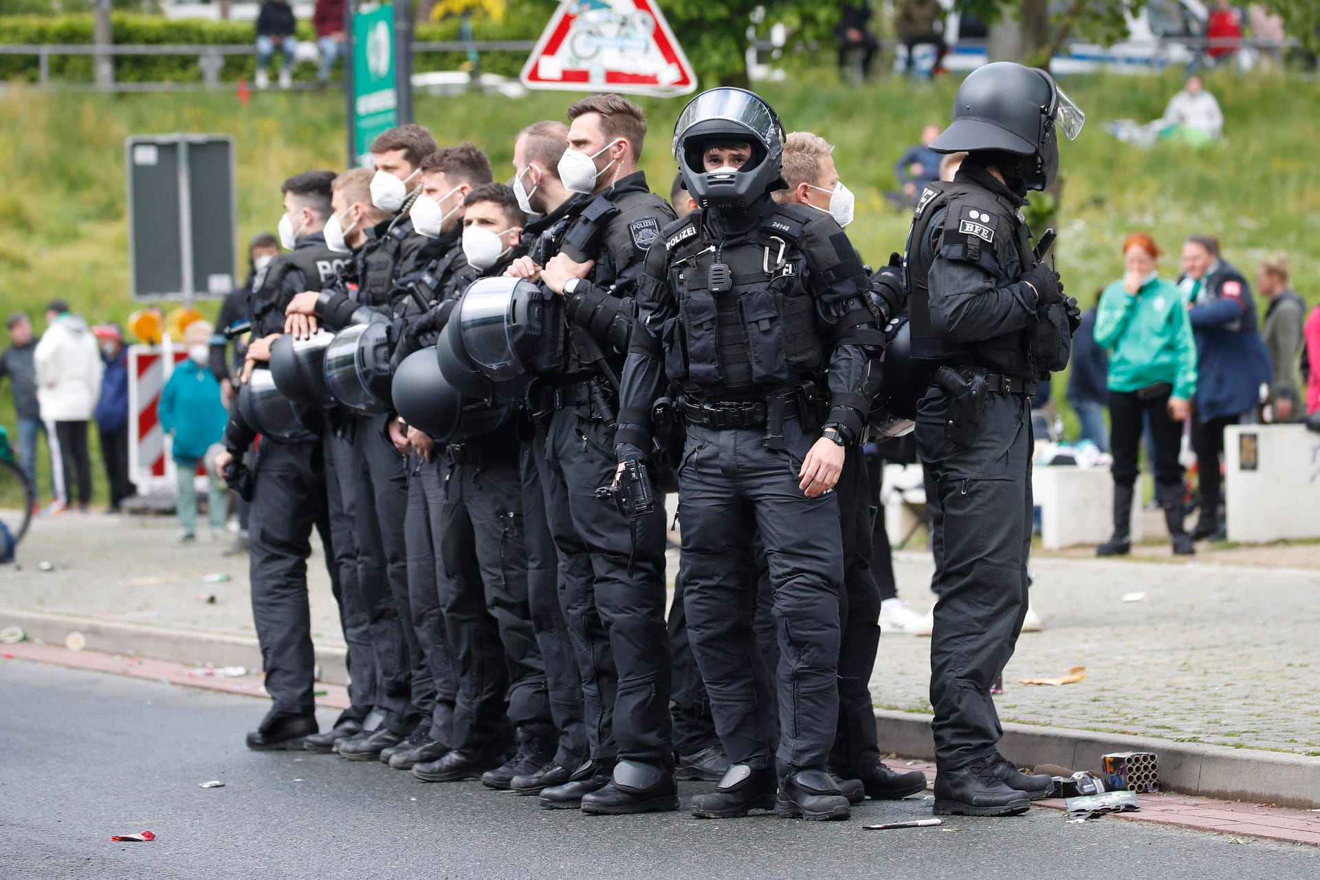 Polizei vor dem Weserstadion (Archivbild): Das Verfassungsgericht beendet einen zehn Jahre dauernden Streit.