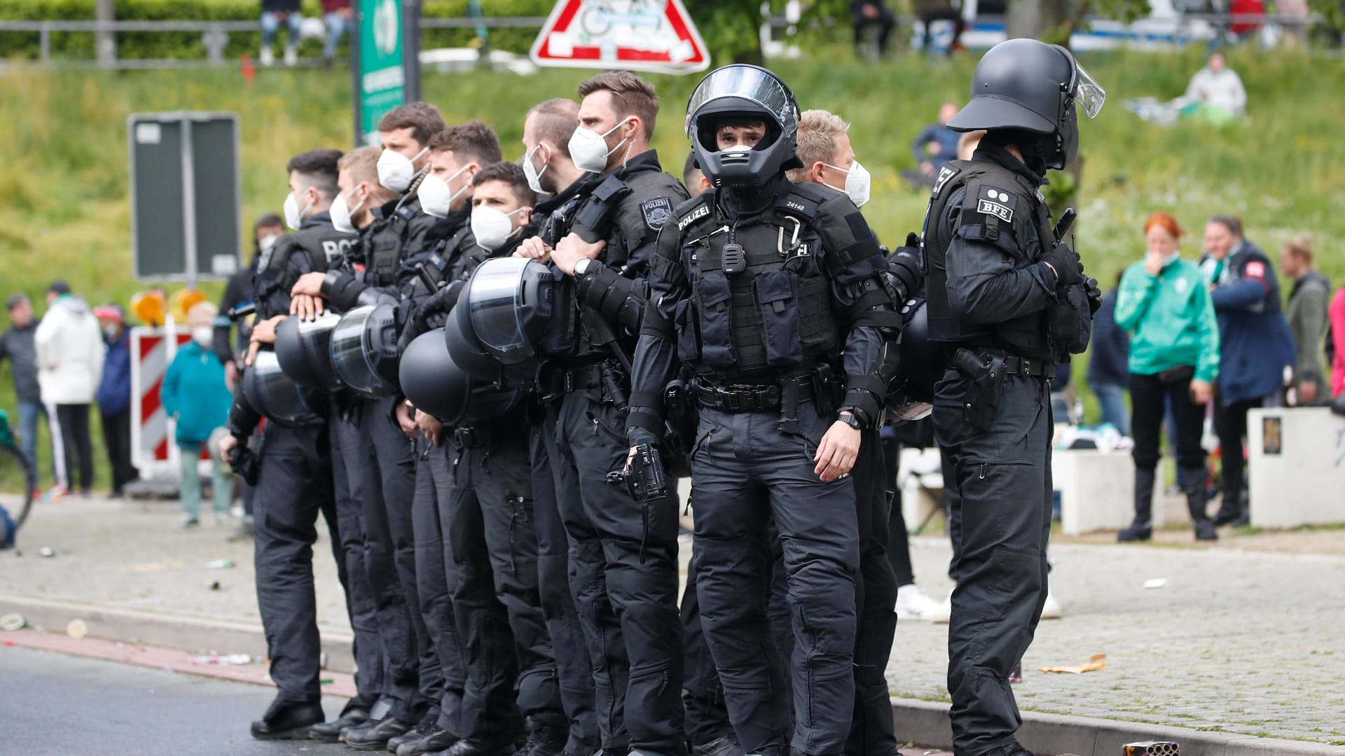 Polizei vor dem Weserstadion (Archivbild): Das Verfassungsgericht beendet einen zehn Jahre dauernden Streit.