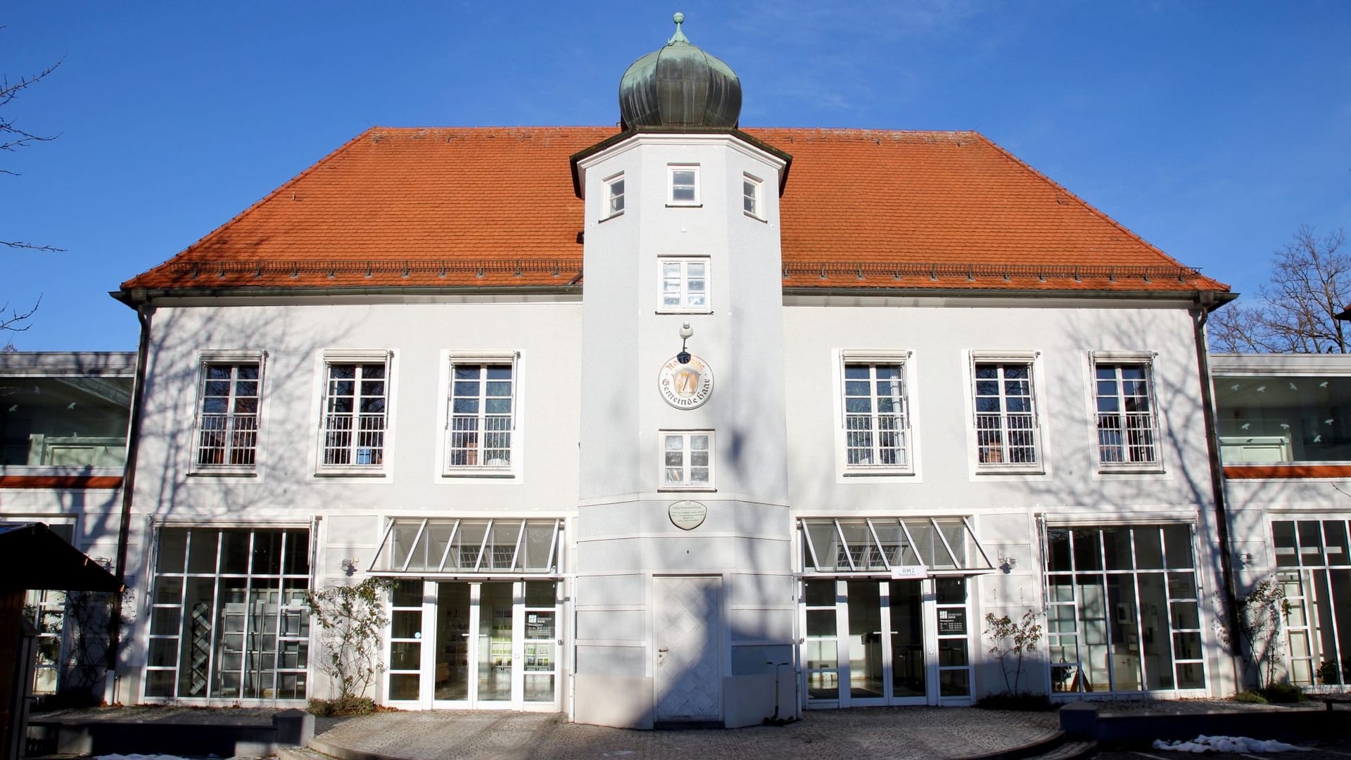 Das Rathaus von Haar trägt noch das alte Wappen über der Tür. Das wird sich ab Dienstag ändern.