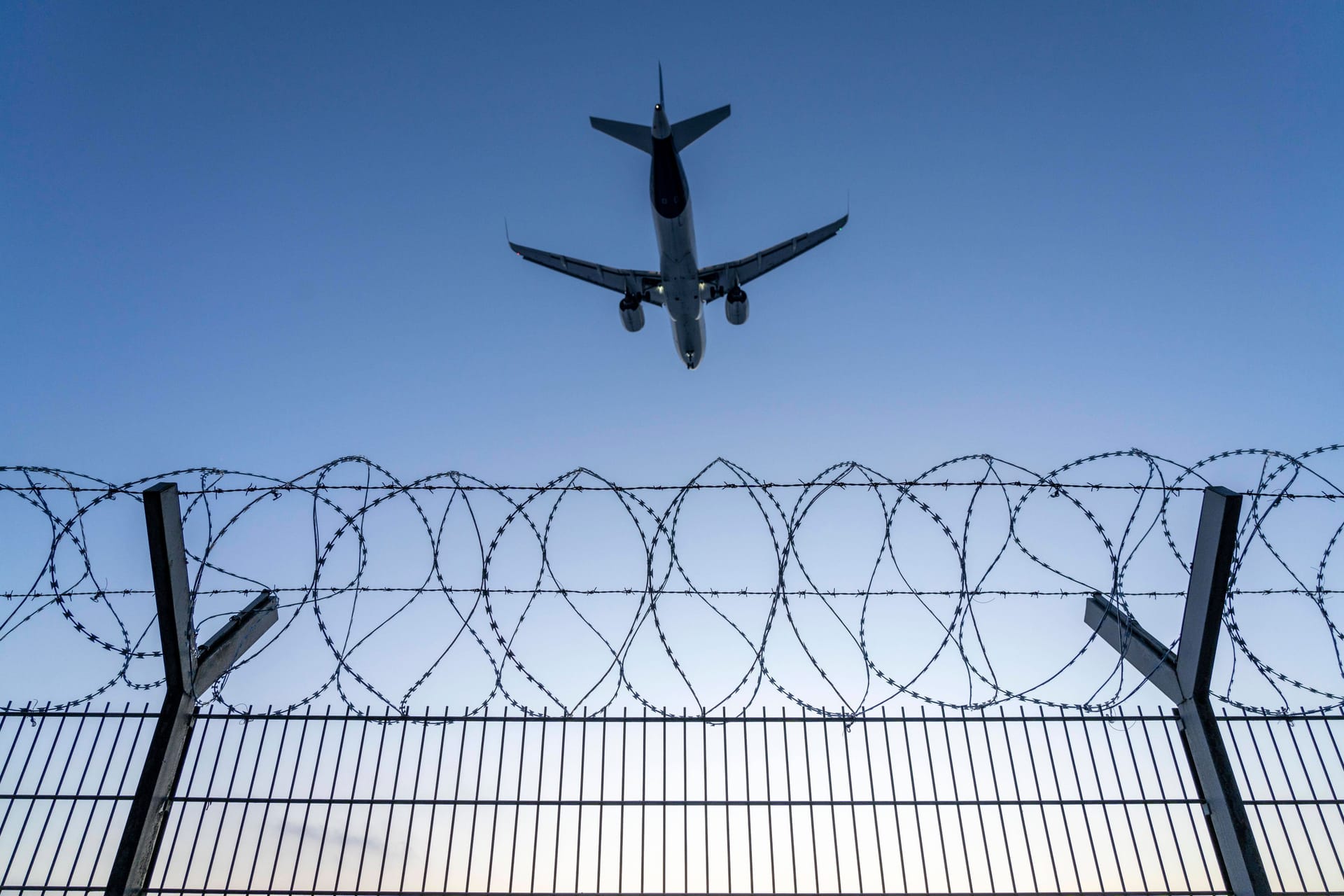 Flugzeug über einem Zaun (Symbolbild): In Sachsen hat es zuletzt mehr Abschiebungen gegeben.