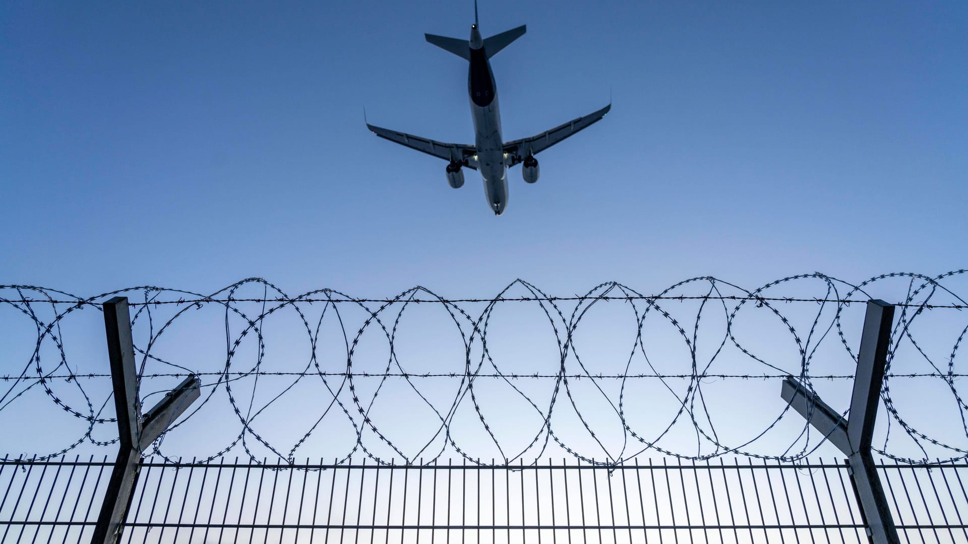 Flugzeug über einem Zaun (Symbolbild): In Sachsen hat es zuletzt mehr Abschiebungen gegeben.