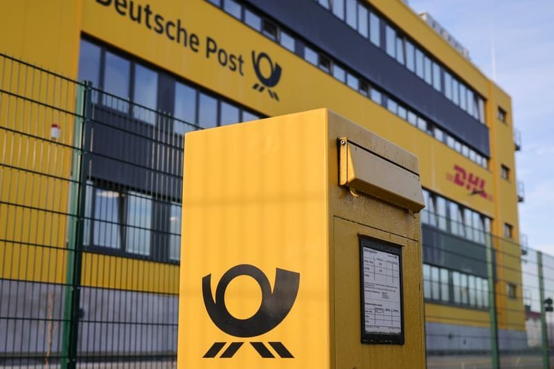 Ein Briefkasten vor einer Sortieranlage der Deutschen Post DHL (Symbolbild).