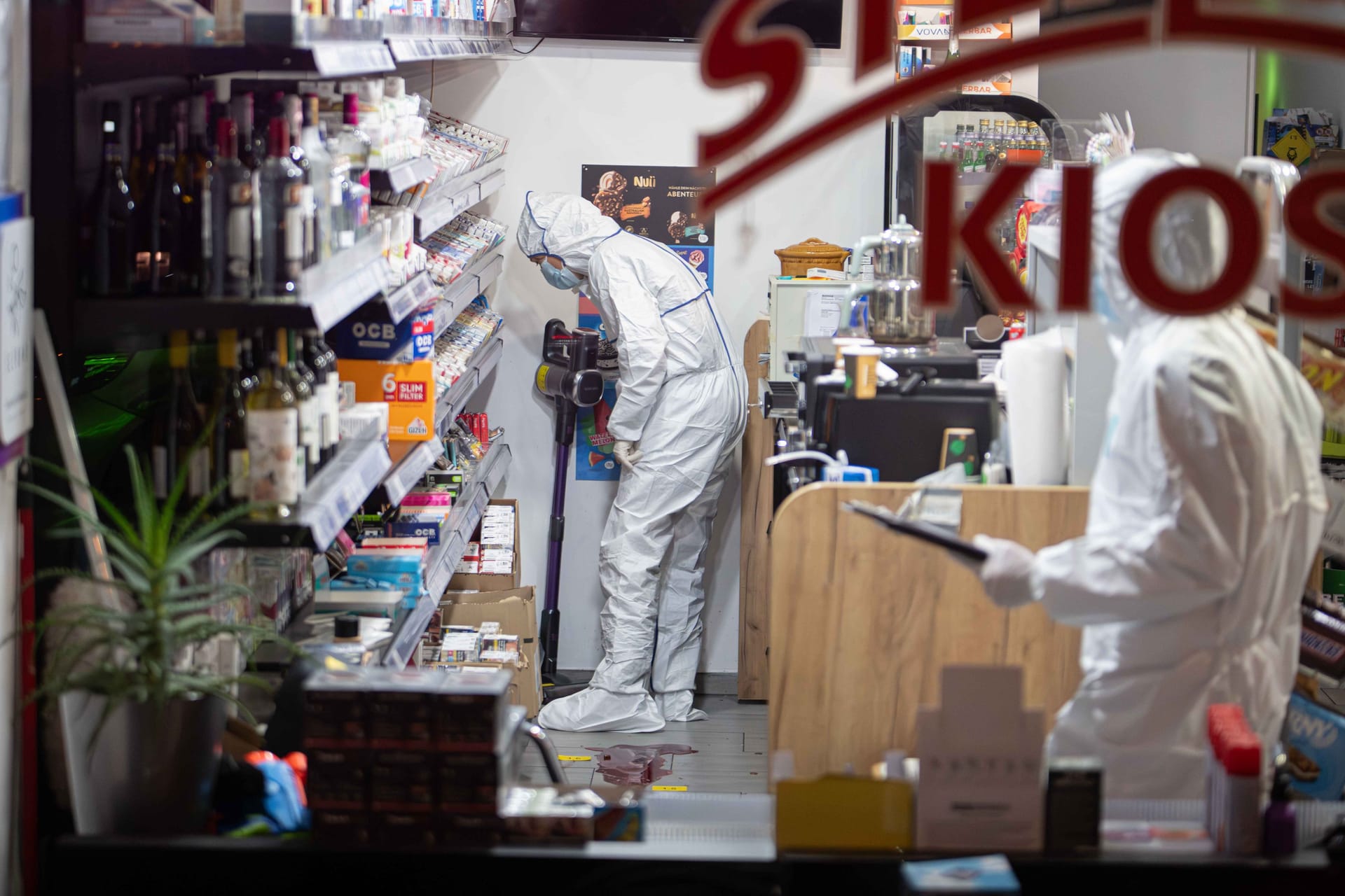 Mitarbeiter der Spurensicherung in der Nacht in dem Büdchen, in dem es zu der Attacke gekommen war.