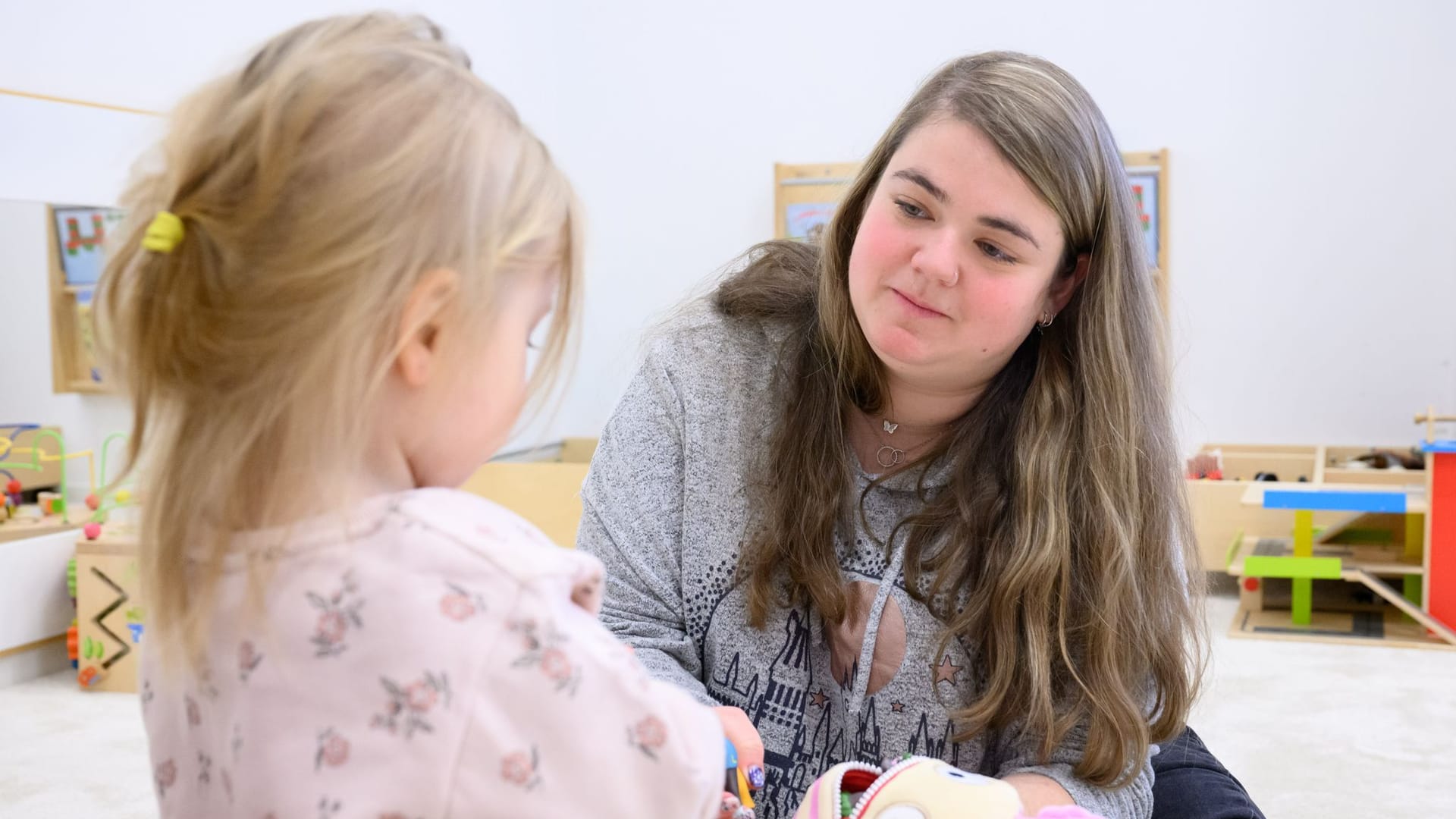 Brenda Hornos Justicia, Erzieherin aus Spanien, unterstützt die Kita Krähenwinkel in Langenhagen: Hunderte Erzieherinnen wurden nach Deutschland vermittelt.