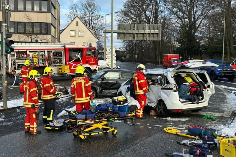 Rettungskräfte arbeiten an der Unfallstelle: An dem Verkehrsunfall waren ein Linienbus sowie zwei Pkw beteiligt.