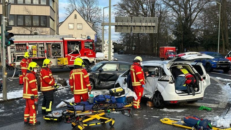 Rettungskräfte arbeiten an der Unfallstelle: An dem Verkehrsunfall waren ein Linienbus sowie zwei Pkw beteiligt.