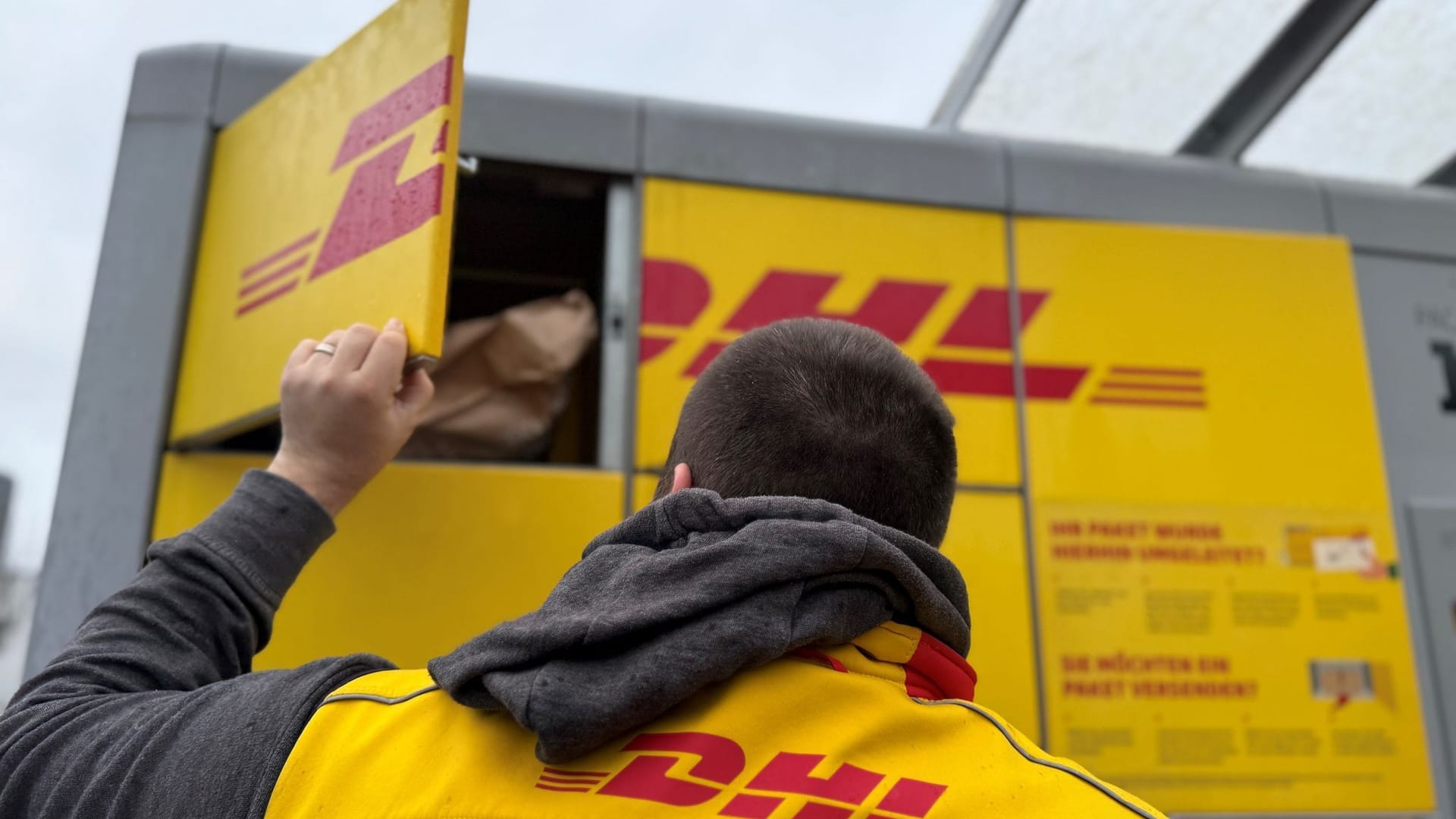 DHL-Paketbote an Packstation