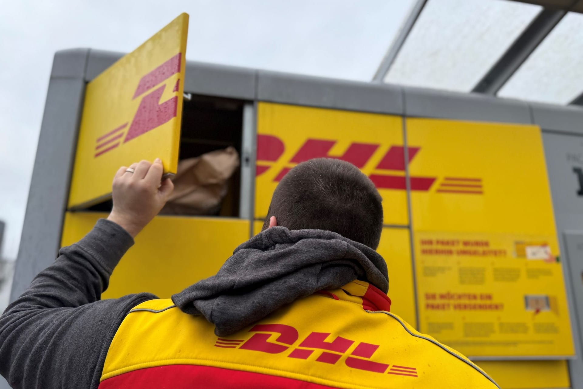 DHL-Paketbote an Packstation