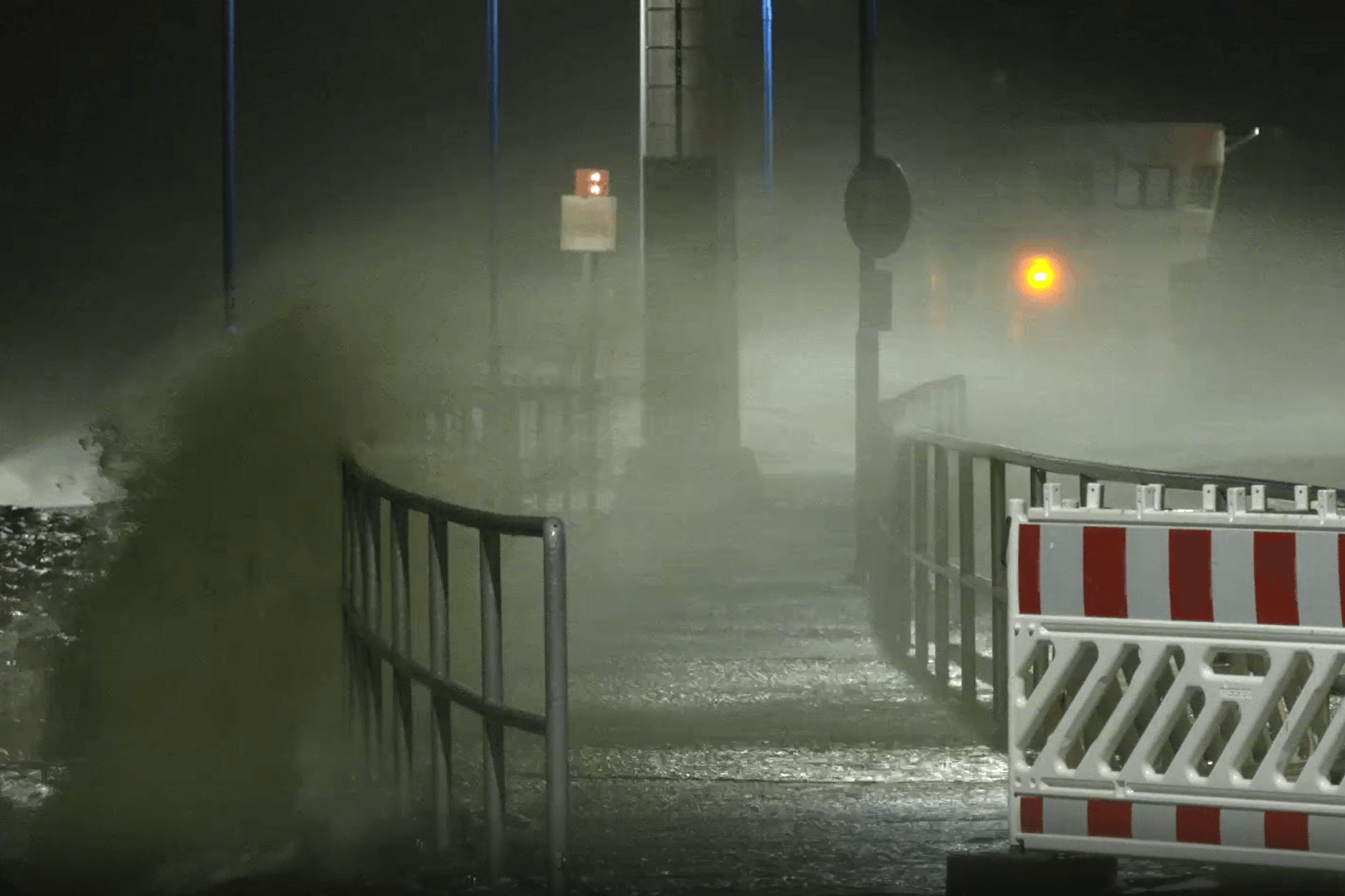 Unwetter im Norden und Westen des Landes: Der Sturm entwurzelte etliche Bäume und störte den Verkehr.