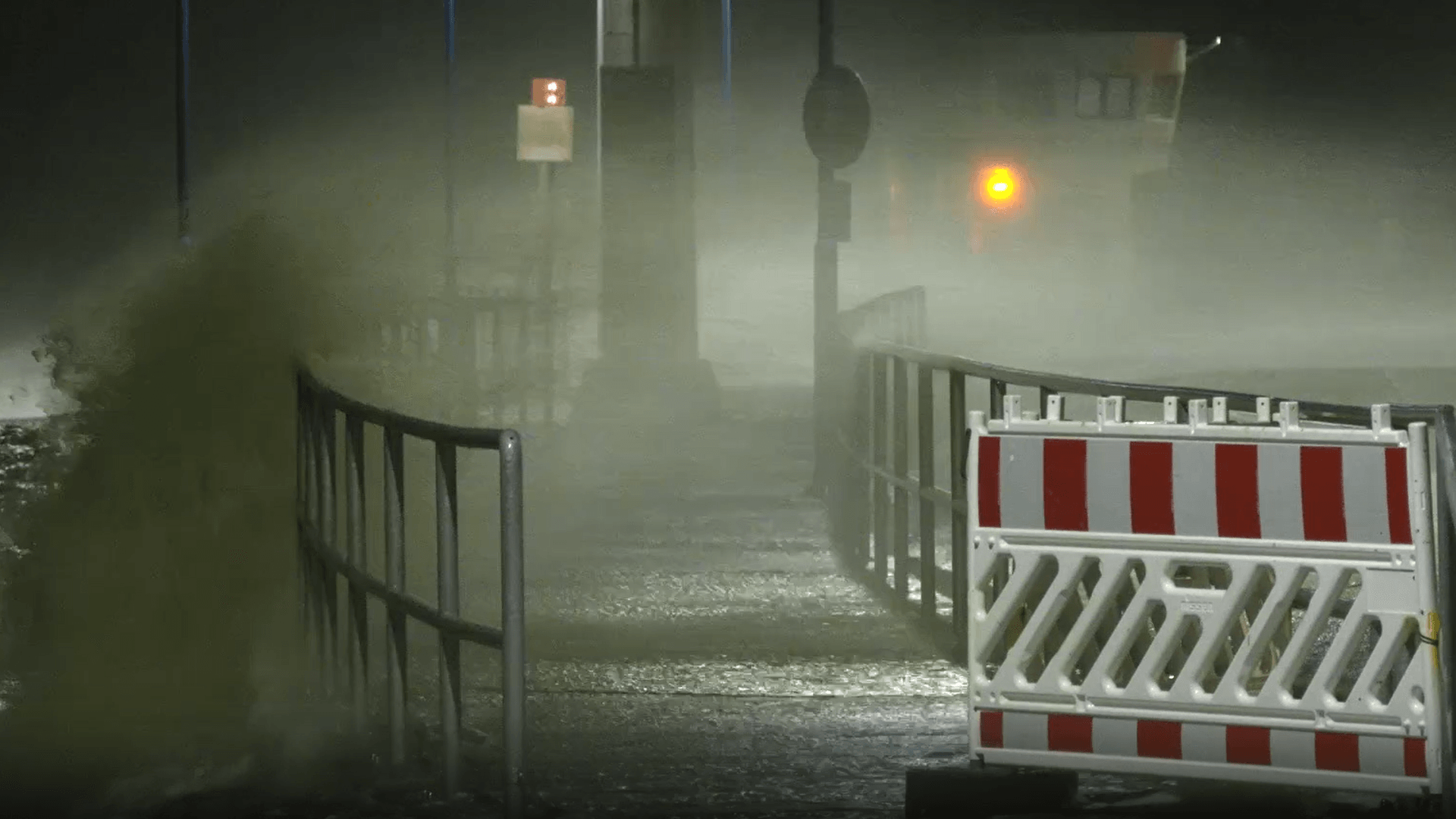 Unwetter im Norden und Westen des Landes: Der Sturm entwurzelte etliche Bäume und störte den Verkehr.