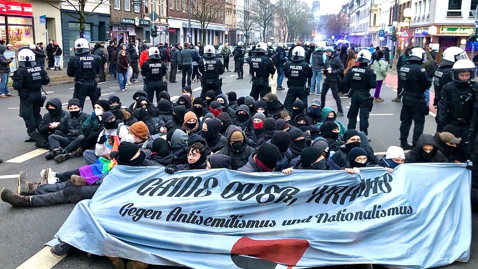 "Game Over – gegen Antisemitismus und Nationalismus" steht auf einem Banner der Gegendemonstranten