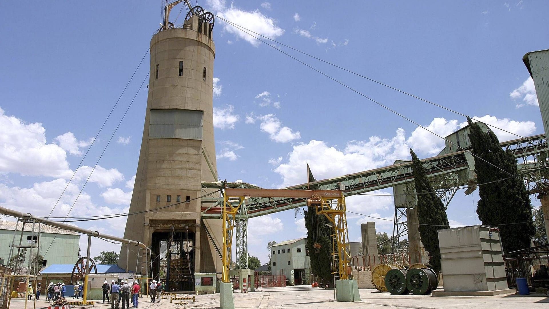 Schacht zwei in Stilfontein: Das Archivbild zeigt die Mine im Jahr 2005, als noch von Bergbaukonzernen Gold gefördert wurde.