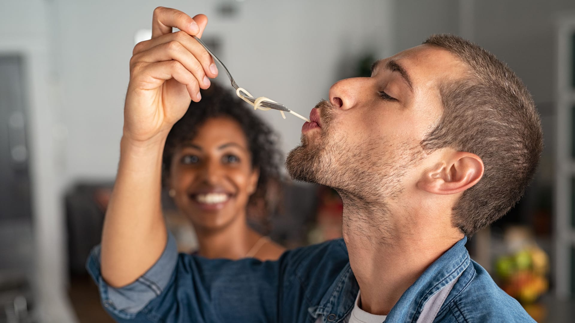 Ein Mann probiert eine Spaghetti Ein Mann probiert eine Spaghetti