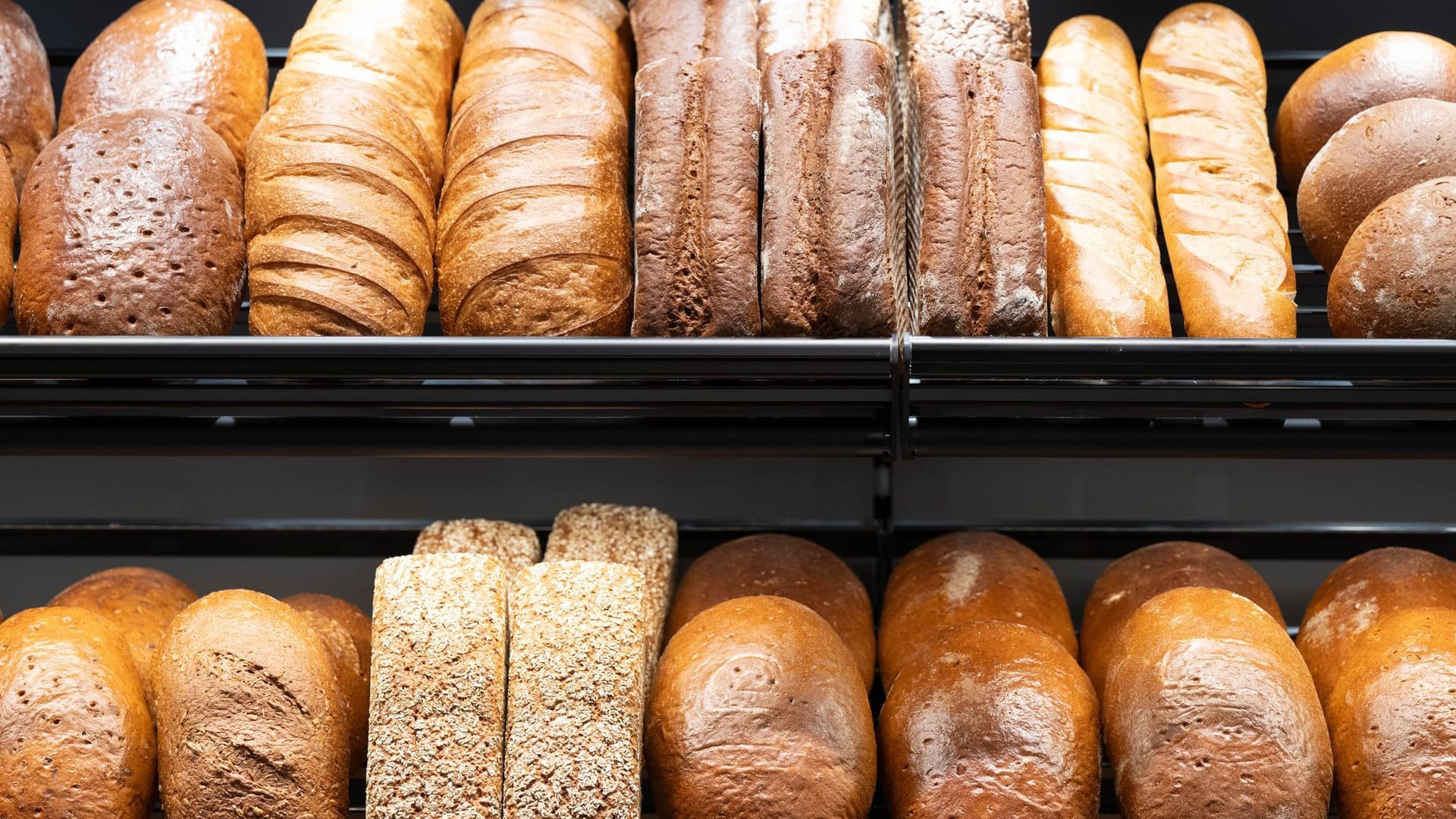 Regal beim Bäcker (Symbolfoto): Eine der großen Rewe-Bäckereien wird bestreikt. Regal beim Bäcker (Symbolfoto): Eine der großen Rewe-Bäckereien wird bestreikt.