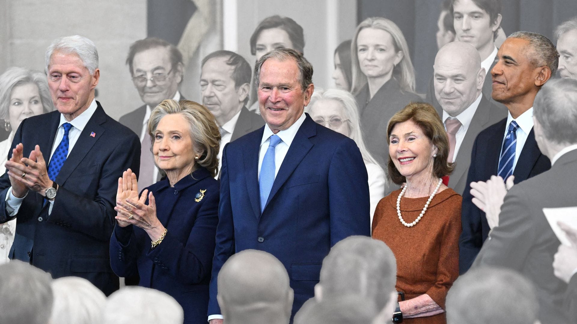 28 Jahre Regierungsverantwortung in einem Bild: Sowohl Bill Clinton (l.) als auch George W. Bush (M.) und Barack Obama (r.) regierten als US-Präsidenten jeweils zwei Amtszeiten lang. Hillary Clinton war zudem unter Obama vier Jahre lang Außenministerin. Laura Bush (2. v. r.) lebte mit ihrem Ehemann als First Lady im Weißen Haus.