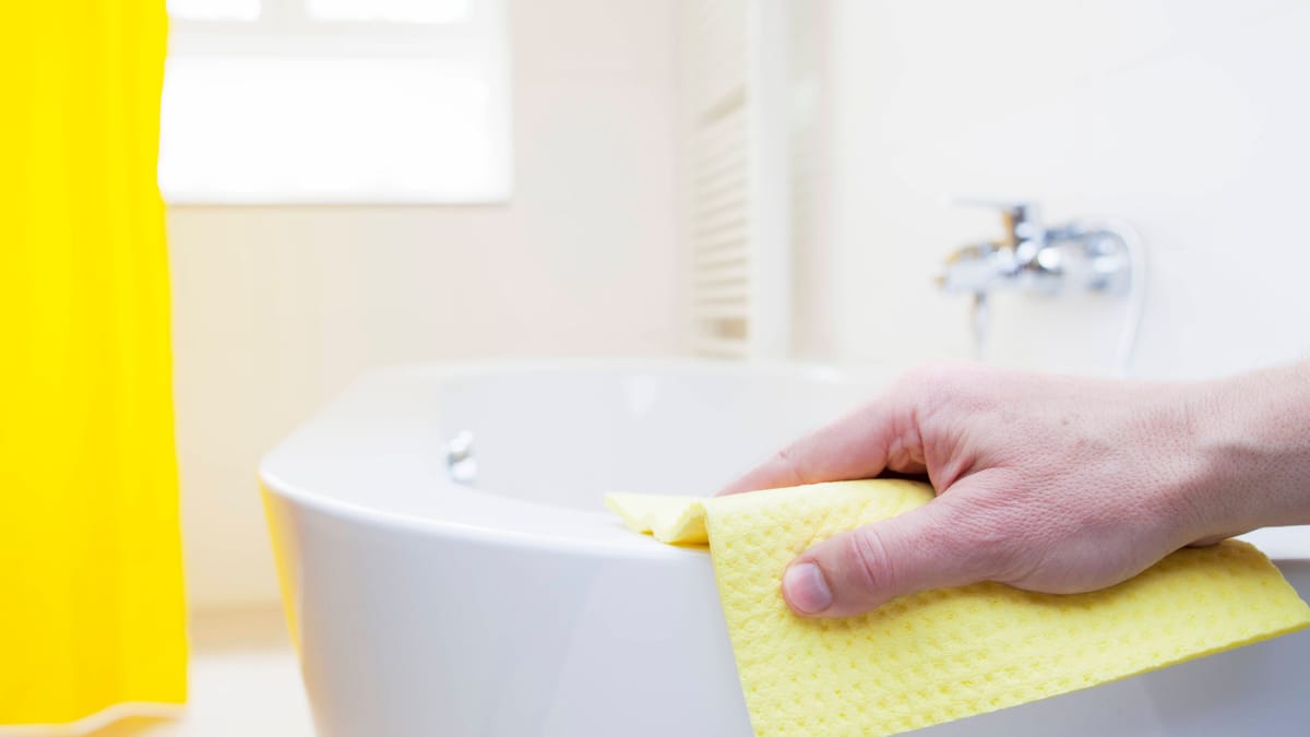 Badewanne mit Buttermilch reinigen: So strahlt sie wie neu