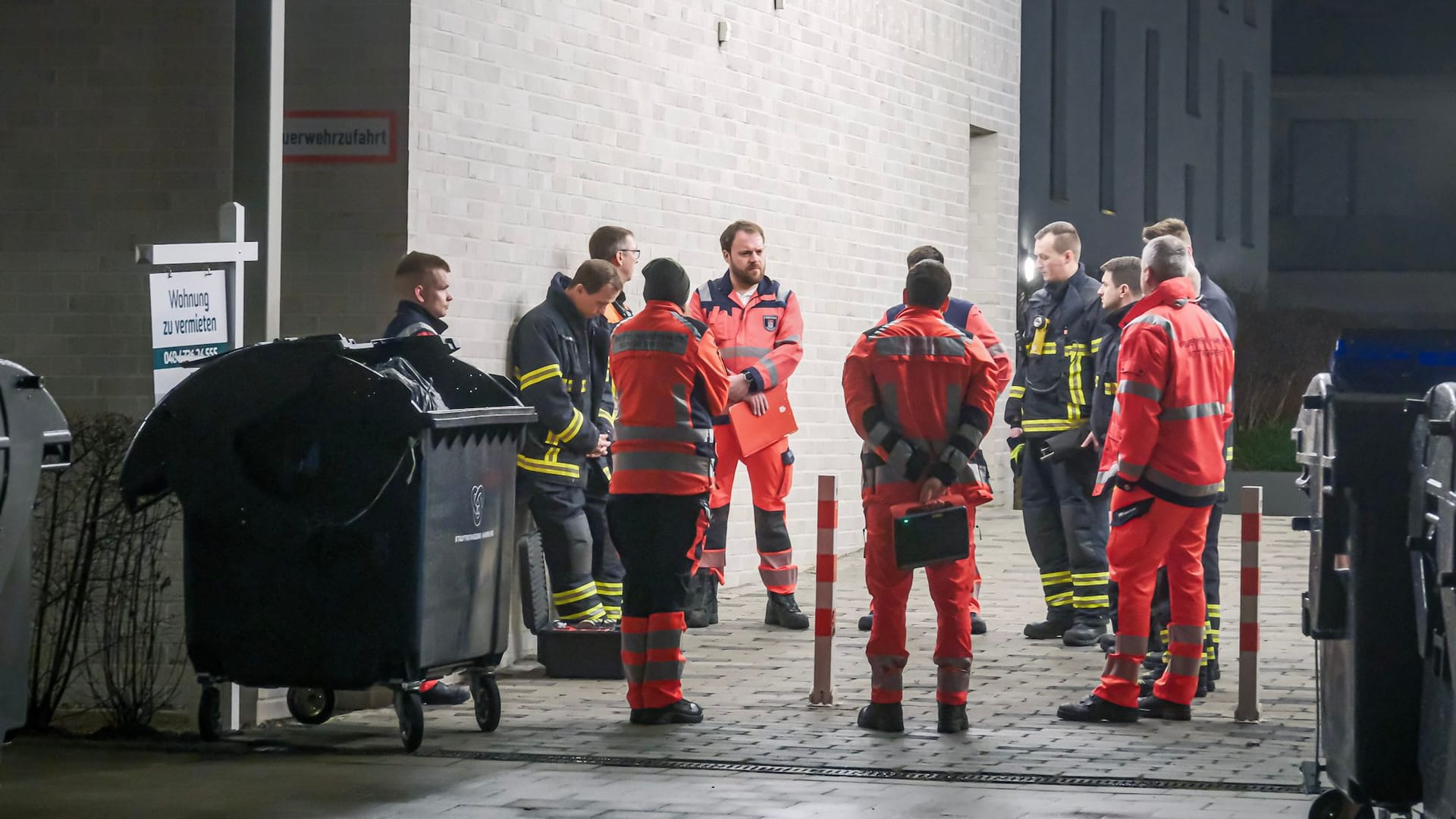 Rettungskräfte an dem Haus der Attacke in Groß Borstel am Donnerstagabend.