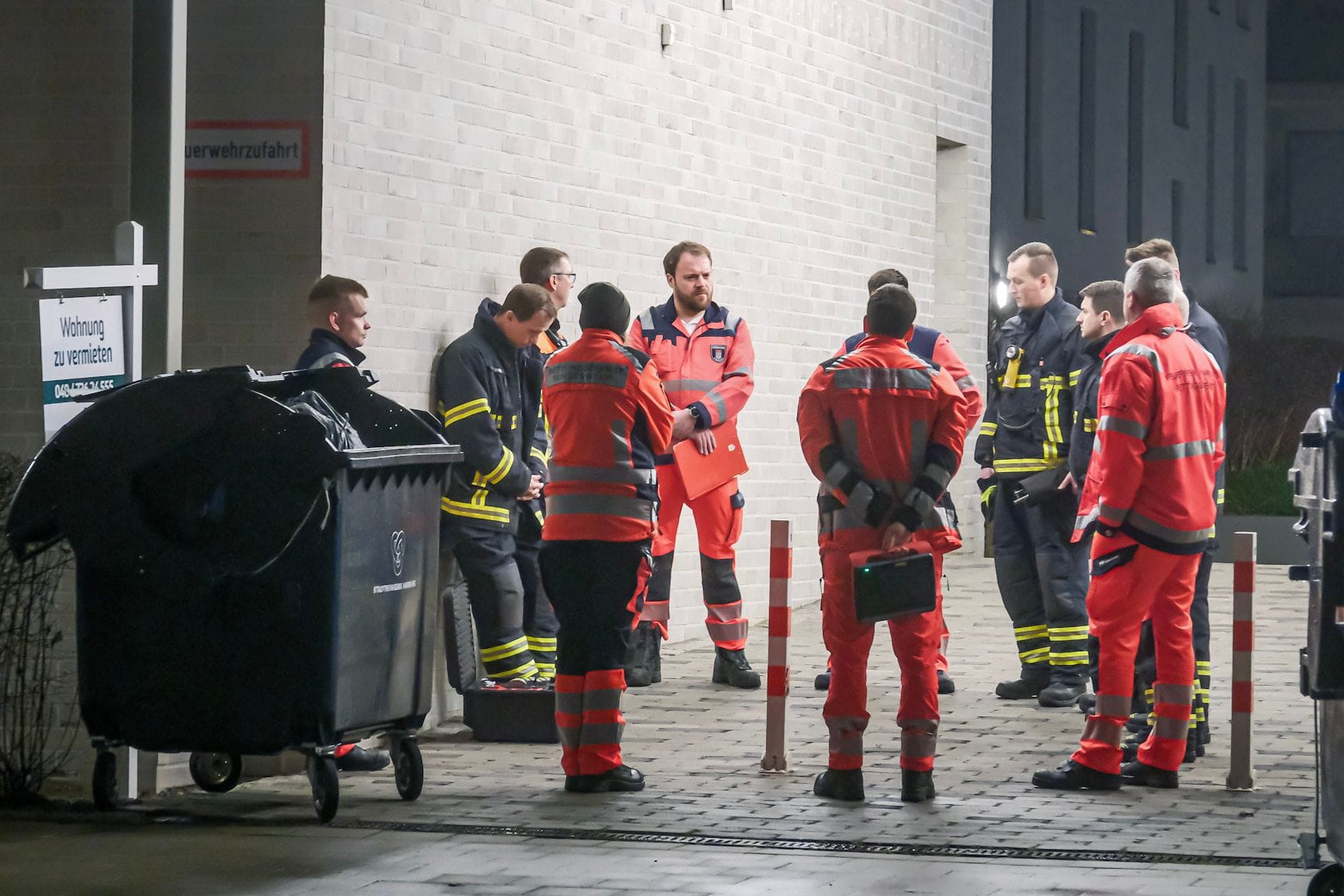 Rettungskräfte an dem Haus der Attacke in Groß Borstel am Donnerstagabend.