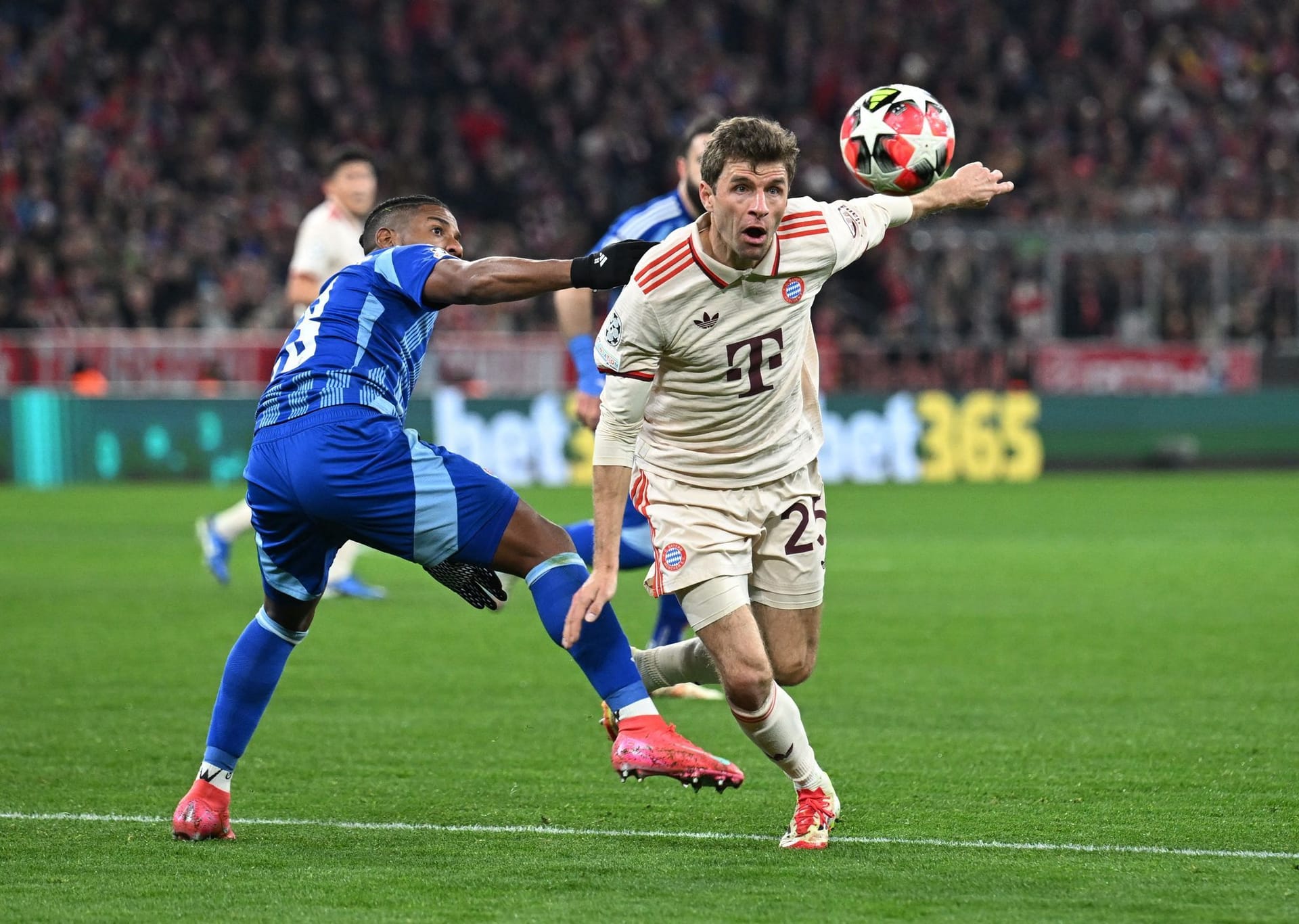 Thomas Müller (bis 62.): Traf durch die Beine des Torhüters per Kopf zum wichtigen 1:0. Verpasste mit dem nächsten Kopfball nur knapp das 2:0 (57.). Ordentliche Leistung. Note 2