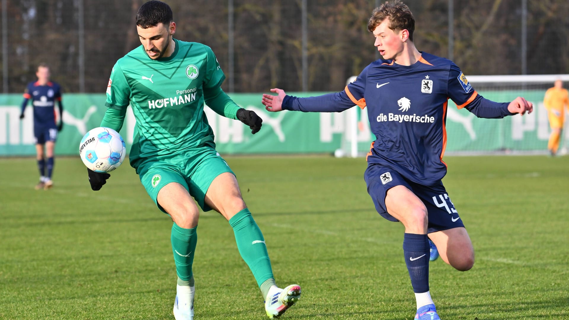 Finn Fuchs: Der Rechtsverteidiger durfte in der Vorbereitung im Test gegen Zweitligist Greuther Fürth erste Minuten bei den Profis sammeln.