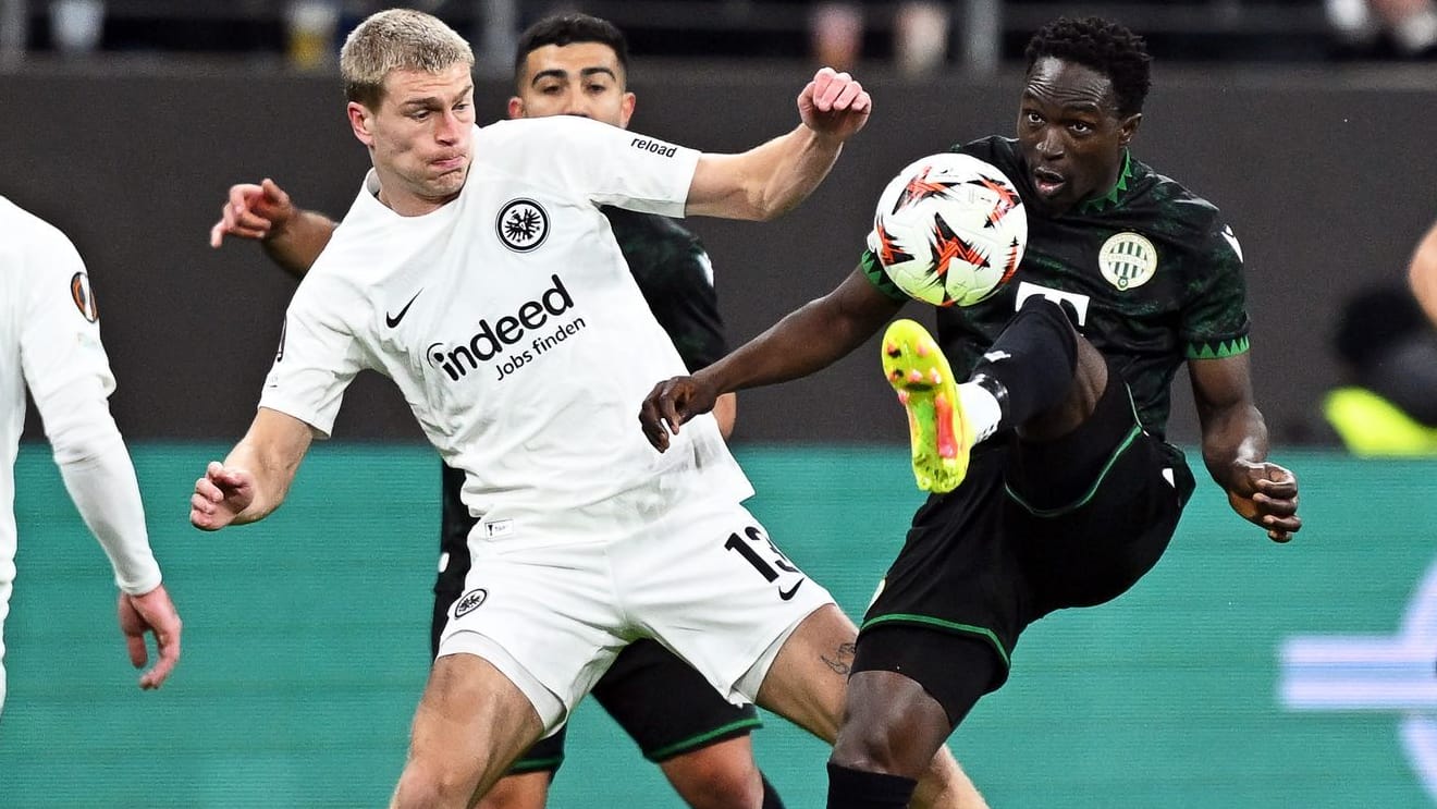 Frankfurts Rasmus Kristensen (Mitte llinks) und Budapests Adama Traoré (Mitte rechts) kämpfen um den Ball.