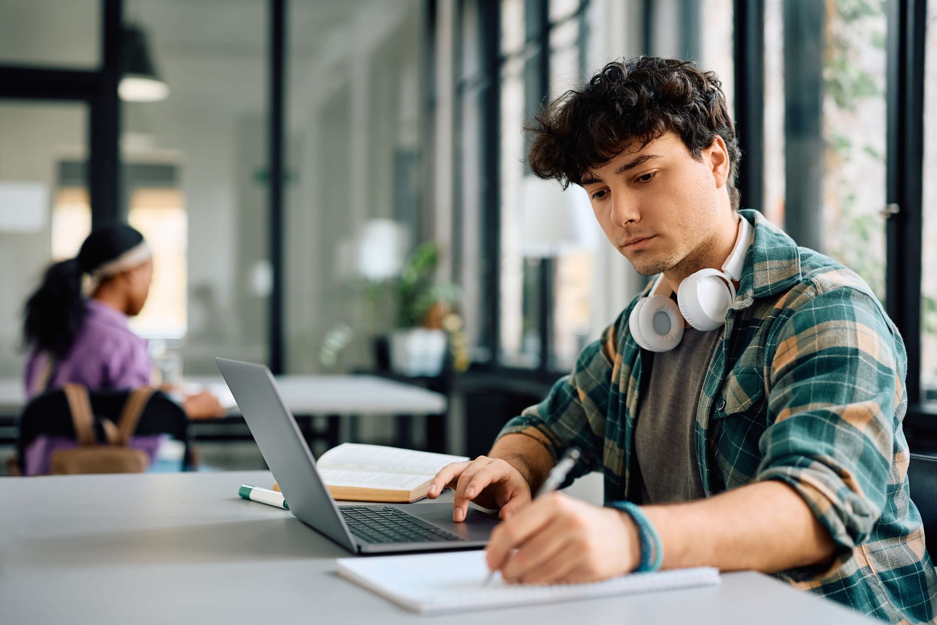 Minijob oder Werkstudierenden-Tätigkeit: Neben dem Studium verdienen sich viele etwas dazu.