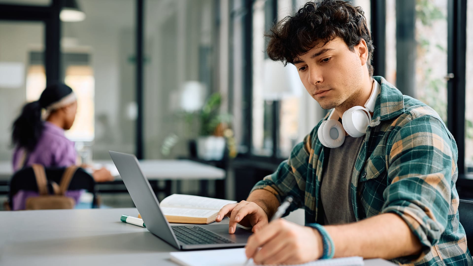 Minijob oder Werkstudierenden-Tätigkeit: Neben dem Studium verdienen sich viele etwas dazu.