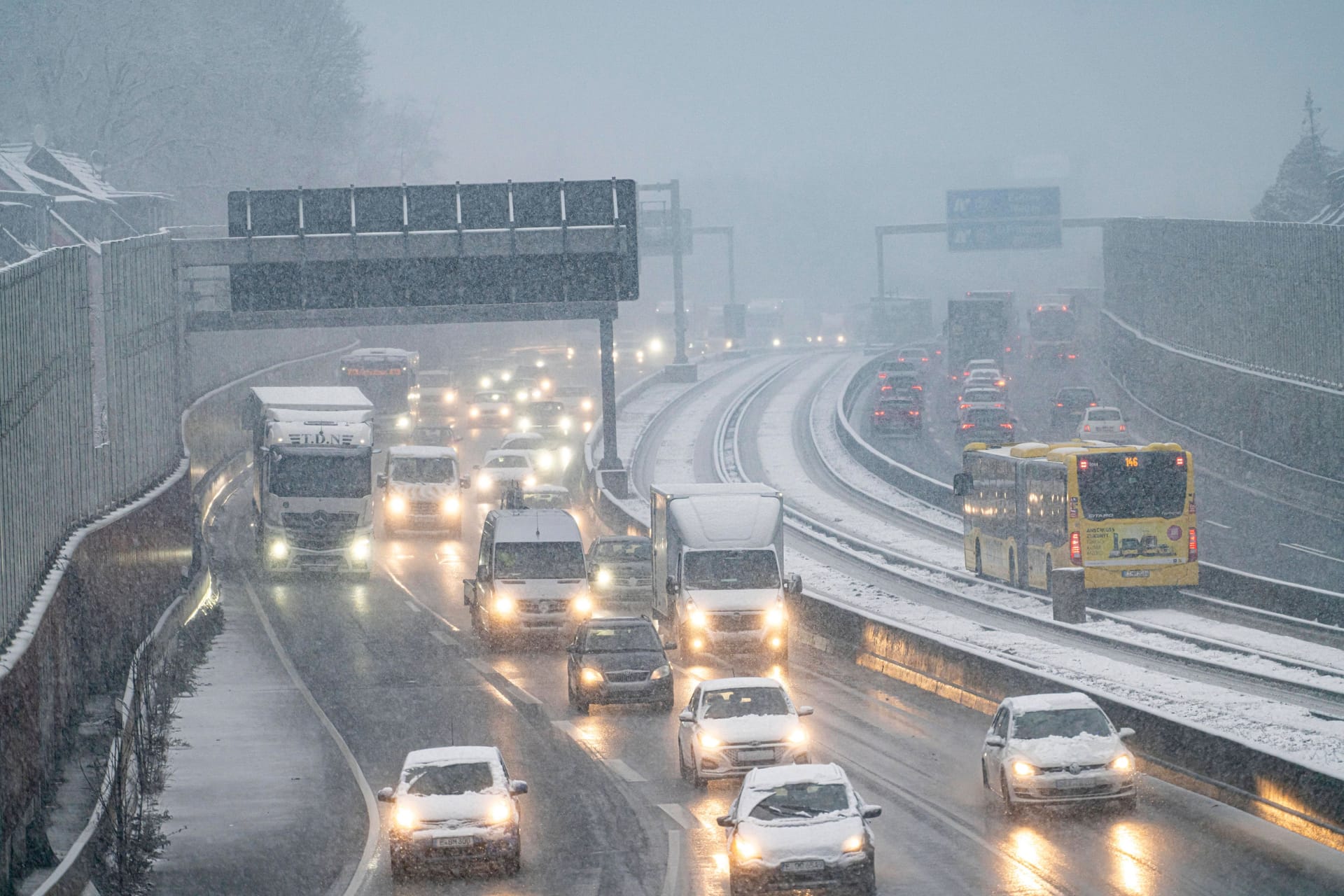 Der Schneefall zieht viele Reisende in die Wintersportgebiete: Das kann für Staus sorgen.