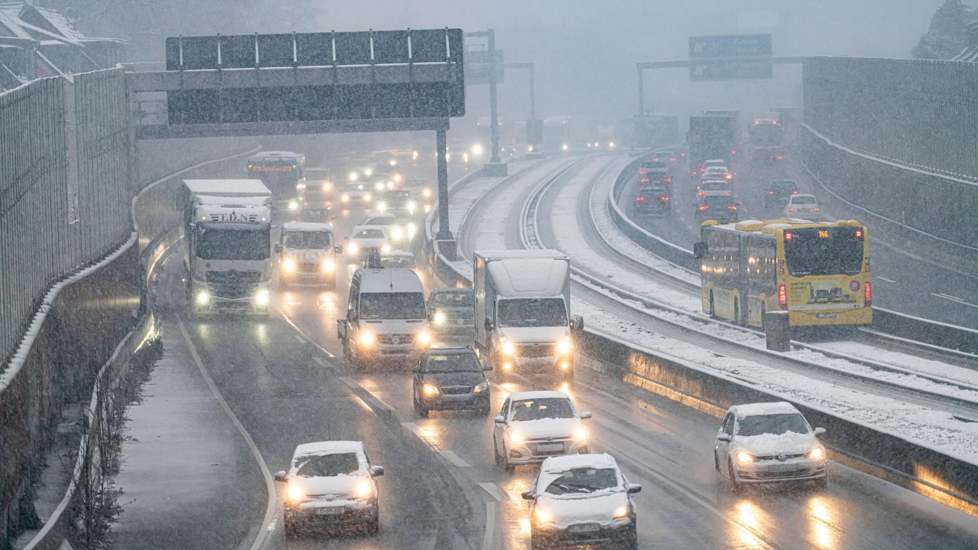 Der Schneefall zieht viele Reisende in die Wintersportgebiete: Das kann für Staus sorgen.