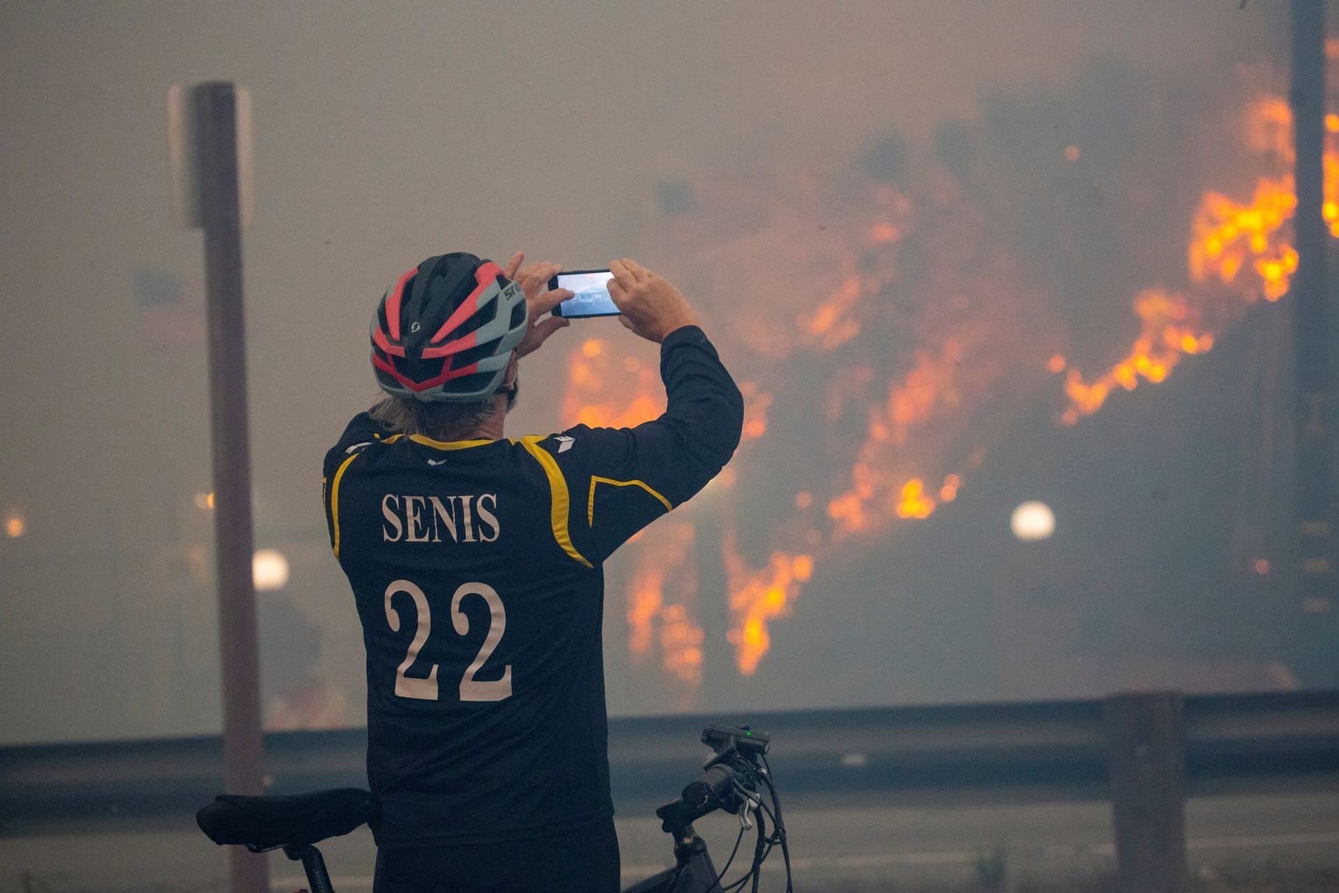 Ein Mann macht ein Foto vom Feuer in Los Angeles.