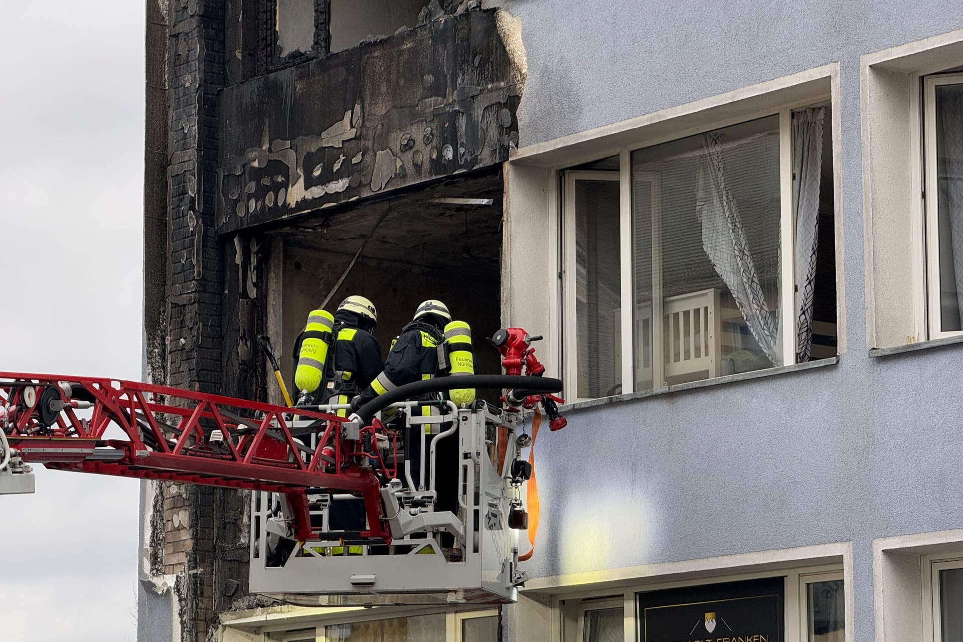 Die Feuerwehr löschte unter Atemschutz: Auch eine Drehleiter kam zum Einsatz.