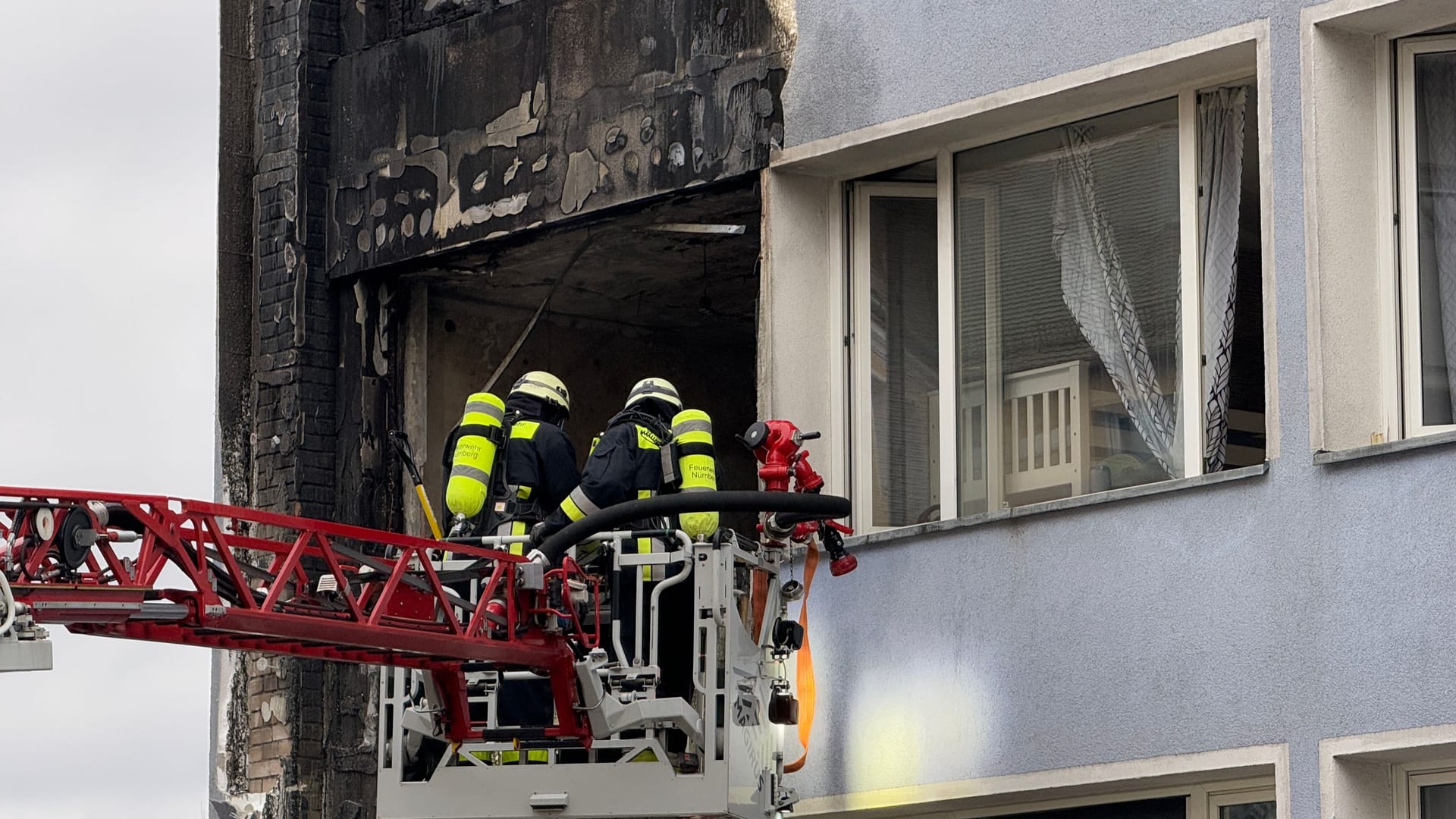 Die Feuerwehr löschte unter Atemschutz: Auch eine Drehleiter kam zum Einsatz.