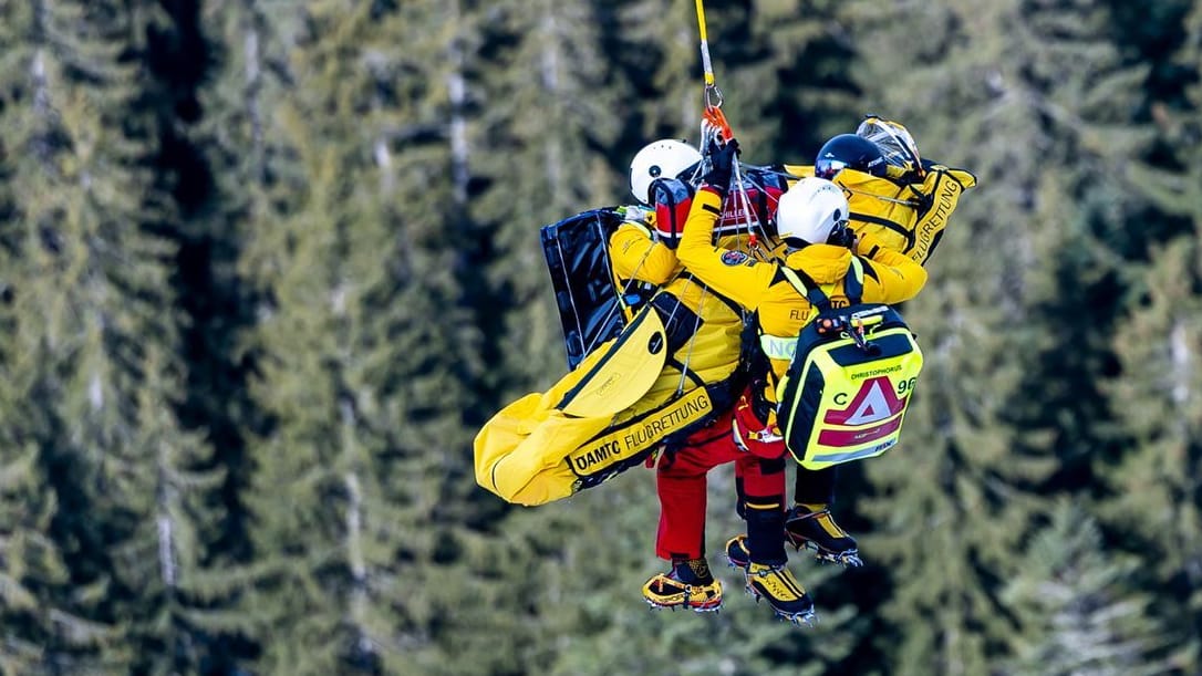 Felix Hacker verletzte sich beim Abschlusstraining für die Weltcup-Abfahrt in Kitzbühel und musste ebenfalls mit dem Hubschrauber von der Piste gebracht werden.