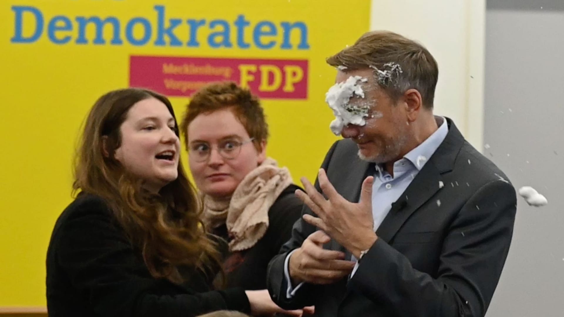 Schaumwurf auf Lindner: Die meisten Parteien verurteilen den Angriff auf den Liberalen.