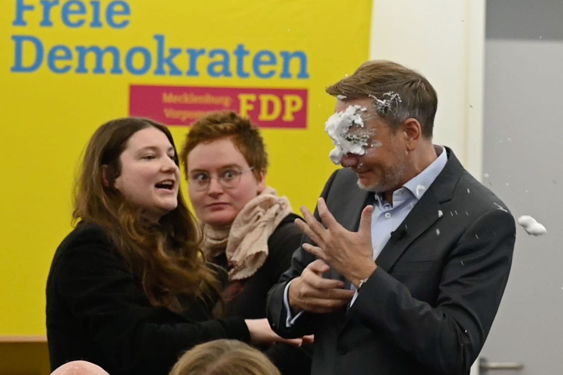 Schaumwurf auf Lindner: Die meisten Parteien verurteilen den Angriff auf den Liberalen.