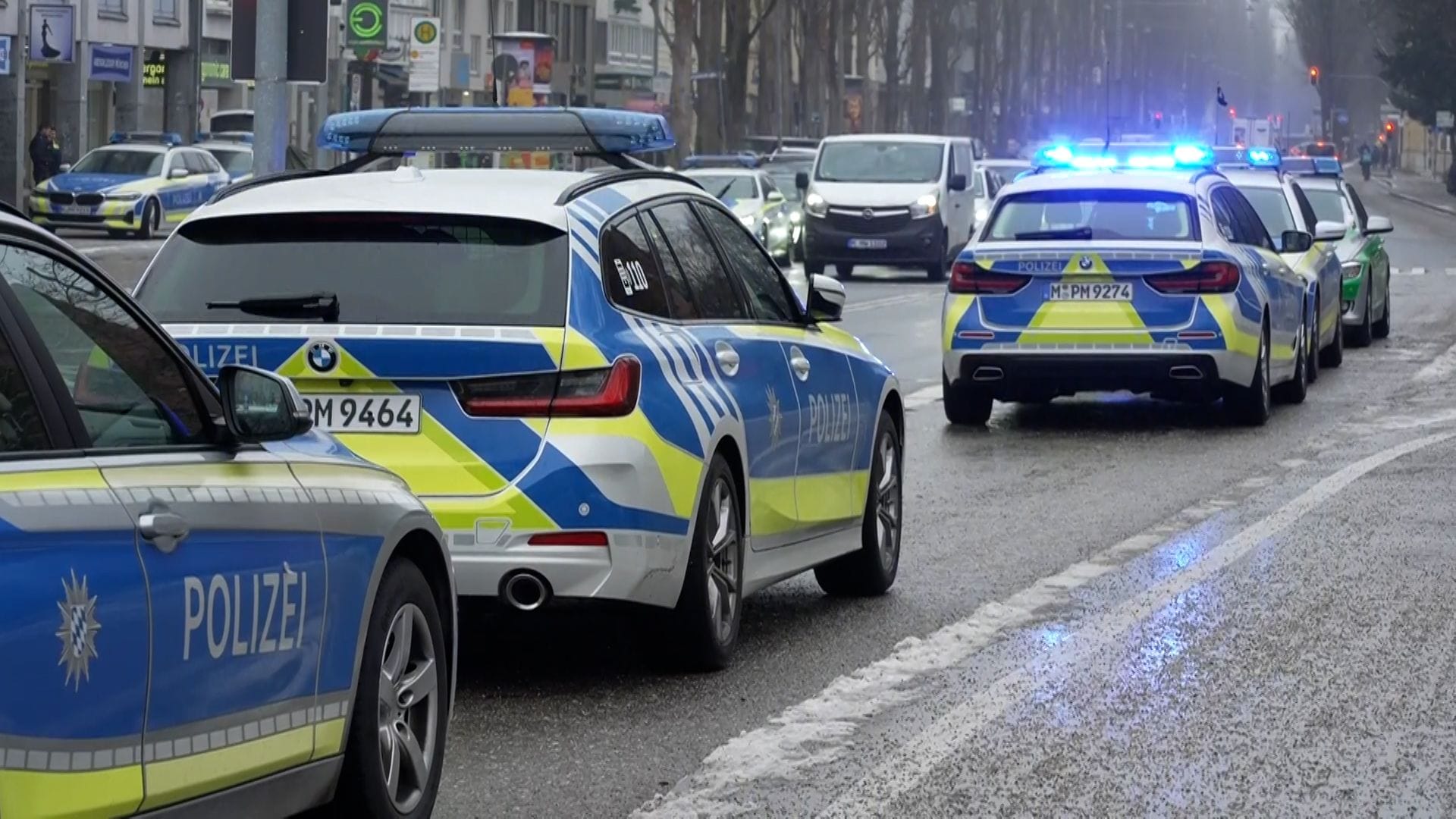 Mit einem Großaufgebot rückte die Polizei am Sendlinger Tor an. Schwer bewaffnete Beamte durchsuchten den Bahnhof.