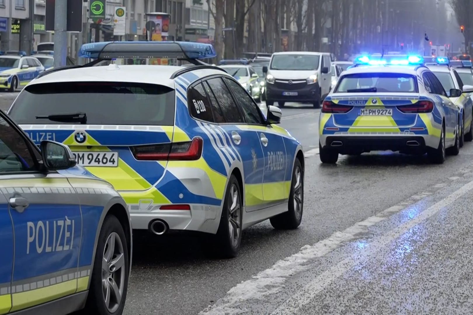 Mit einem Großaufgebot rückte die Polizei am Sendlinger Tor an. Schwer bewaffnete Beamte durchsuchten den Bahnhof.