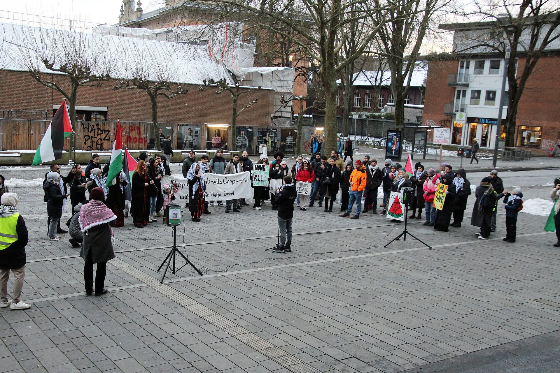 Vorübergehende Pause: Am Dienstag fand die Abschlusskundgebung des "Camp for Gaza" vor dem RWTH-Hauptgebäude statt.