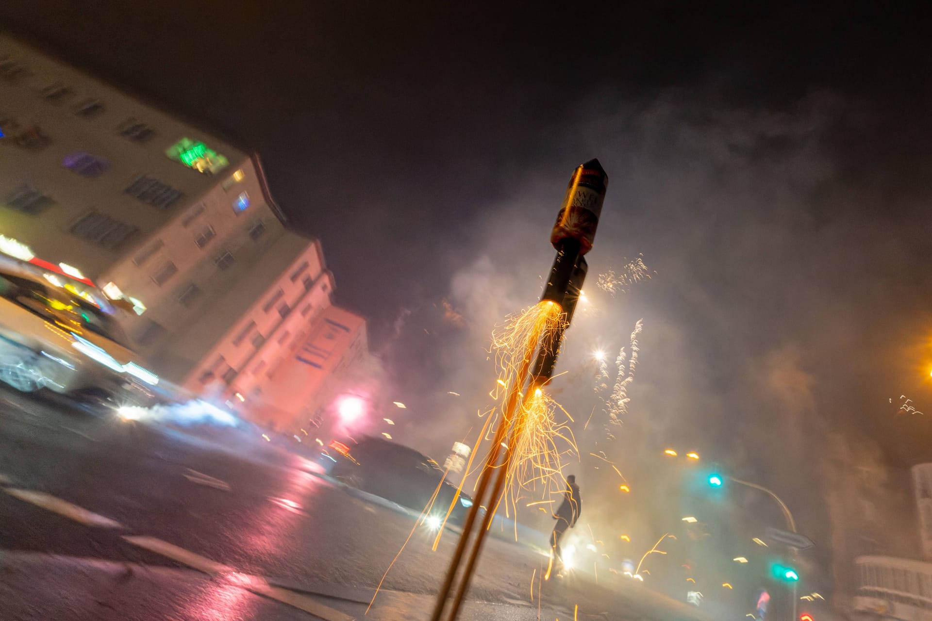 Silvester in Berlin: In der Hauptstadt hat ein junger Mann eine Rakete auf ein Haus geschossen.