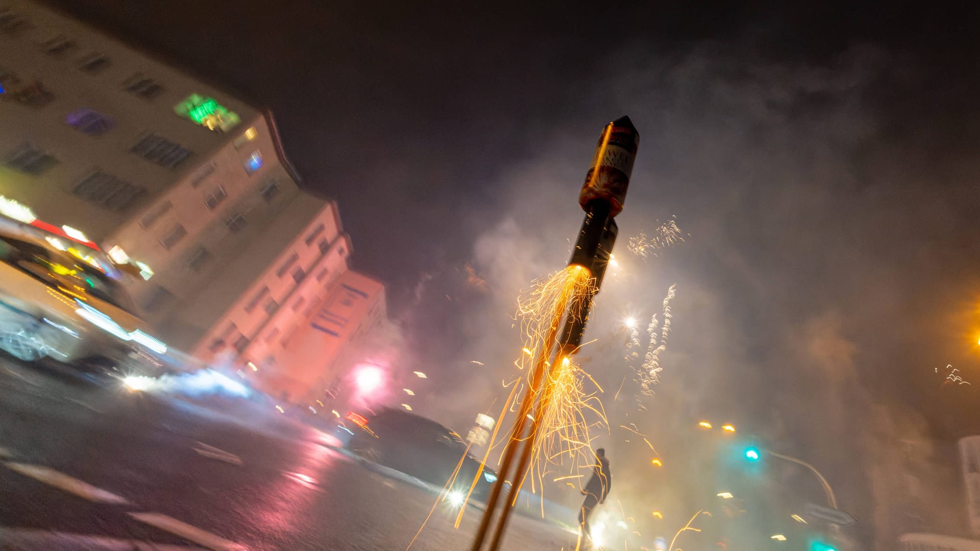 Silvester in Berlin: In der Hauptstadt hat ein junger Mann eine Rakete auf ein Haus geschossen.