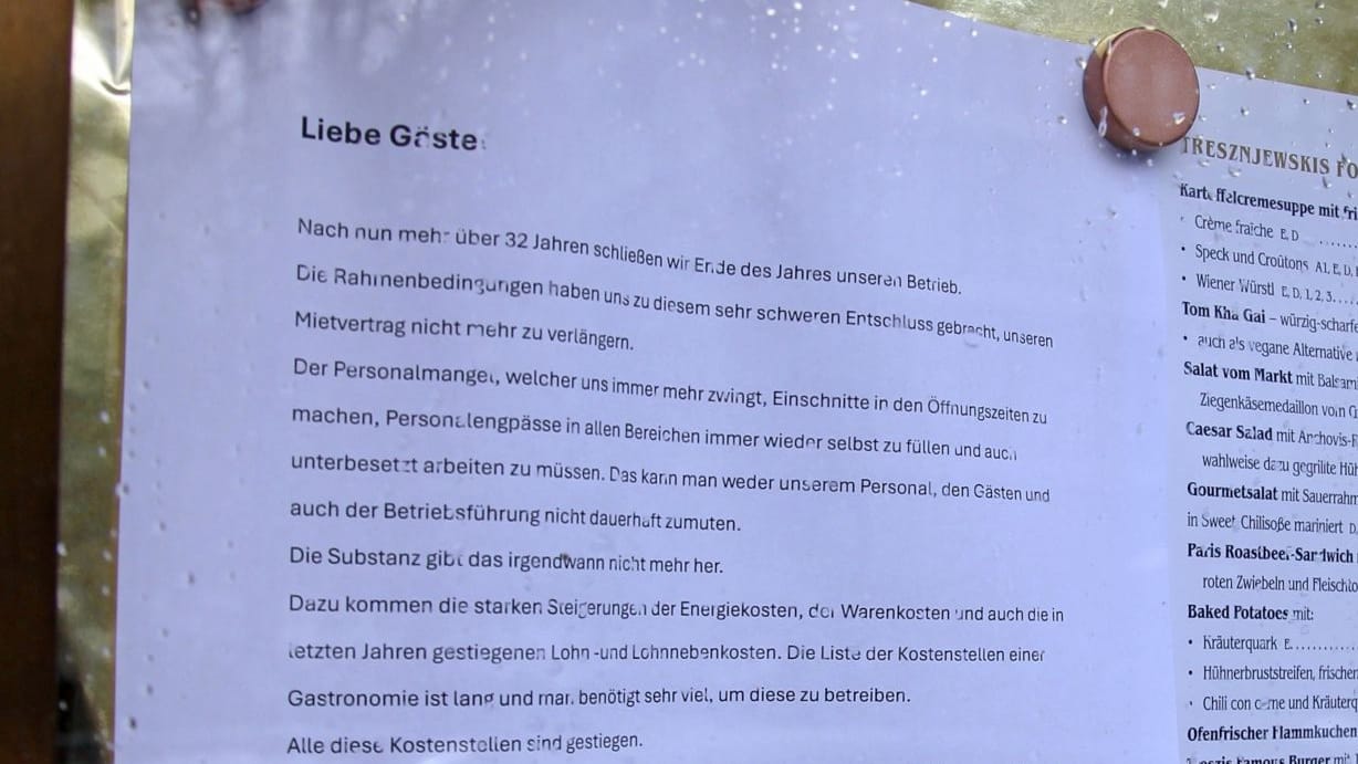 "Personalengpässe in allen Bereichen": Die Betreiber der 'Brasserie Trseznjewski' haben die Gründe der Schließung in einem Aushang öffentlich gemacht.