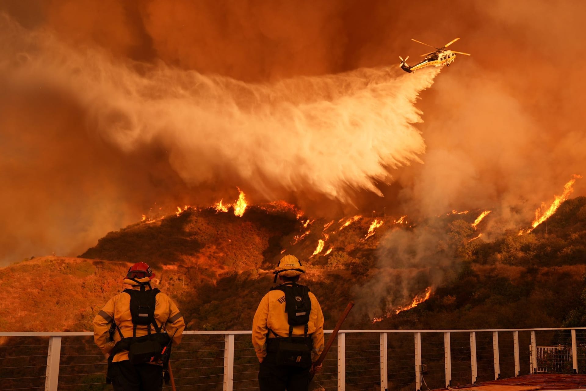 Los Angeles: Feuerwehrleute beobachten, wie Löschwasser auf das Palisades-Feuer im Mandeville Canyon Angeles geworfen wird.