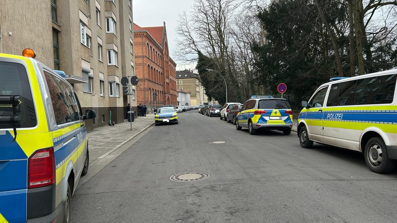 Polizeieinsatz: An der Grundschule Hohestieg ist aktuell ein großes Aufgebot.