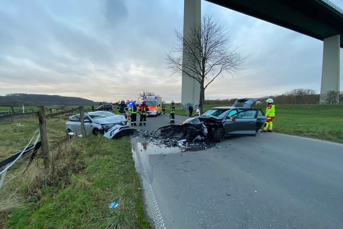 Zwei verunfallte Pkws auf der Mintarder Straße: Rettungskräfte kümmerten sich um die Verletzten.