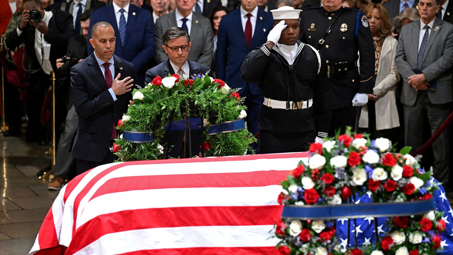 Mike Johnson (mittig) vor dem aufgebahrten Sarg von Jimmy Carter im US-Kapitol: eine Ausnahme für Donald Trump.