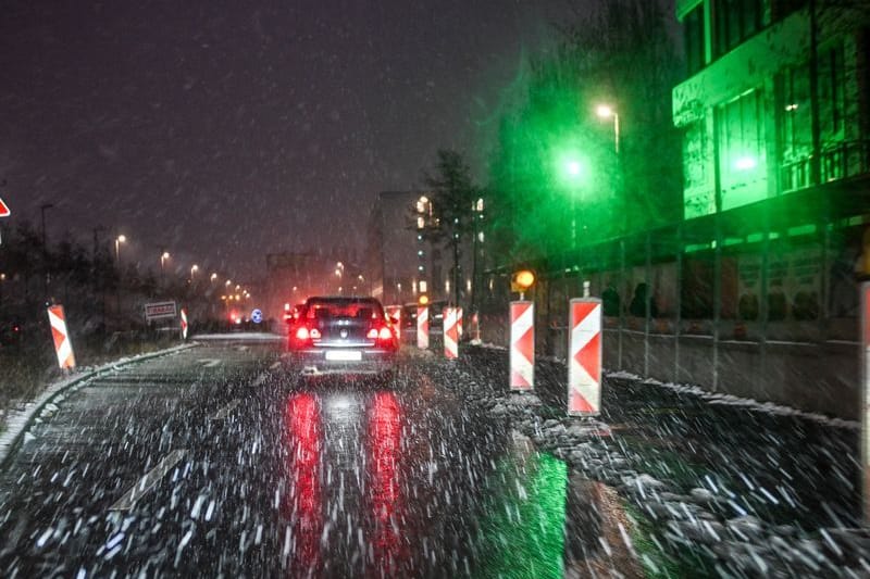 Starker Schneefall auf einer Straße in Friedrichshain (Archivbild): Es wird glatt in der Region.