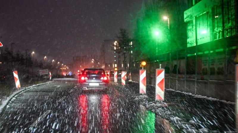 Starker Schneefall auf einer Straße in Friedrichshain (Archivbild): Es wird glatt in der Region.